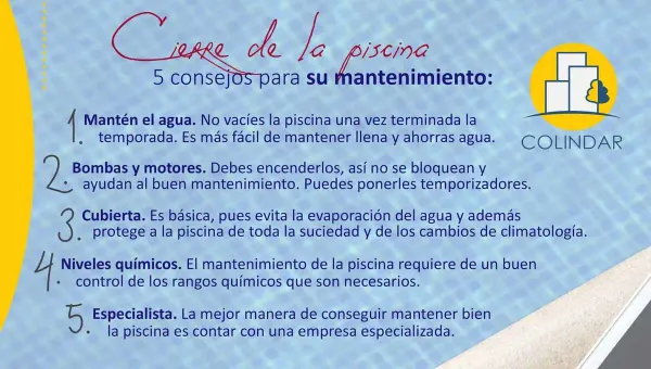 Piscina comunitaria cubierta con una lona al terminar la temporada de baño