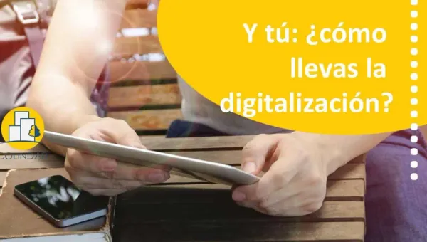 Administrador de fincas revisando expedientes en la nube desde un portátil