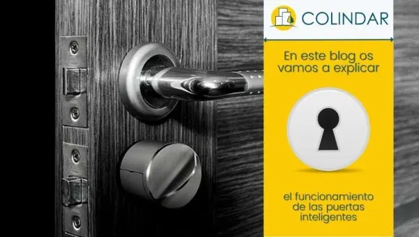 Automatismo instalado en la puerta batiente de un portal