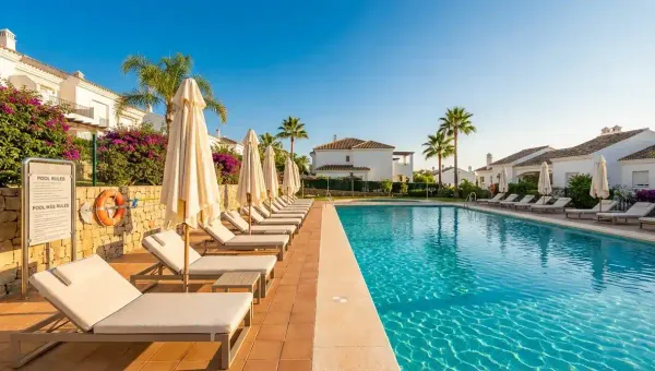 Piscina comunitaria con normativa de seguridad y aforo actualizada a 2026